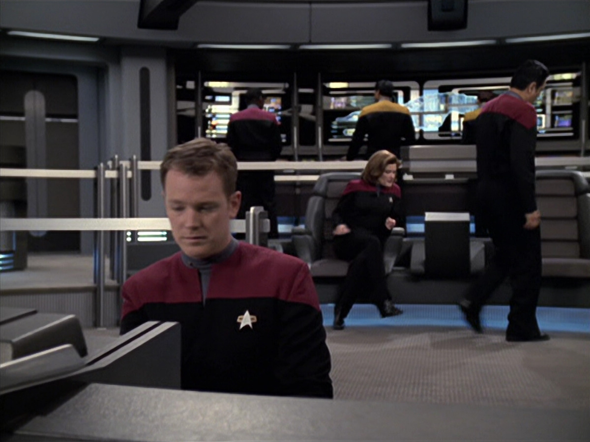 extant_StarTrek_VOY_6x25-TheHauntingOfDeckTwelve_01131.jpg