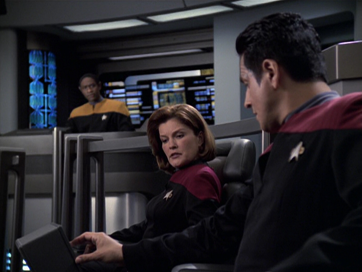 extant_StarTrek_VOY_6x25-TheHauntingOfDeckTwelve_01149.jpg