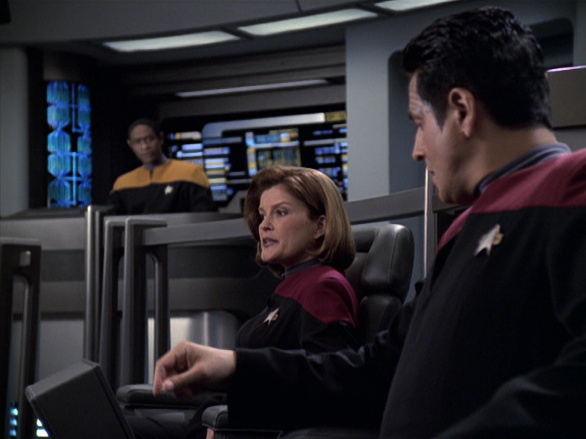 extant_StarTrek_VOY_6x25-TheHauntingOfDeckTwelve_01150.jpg