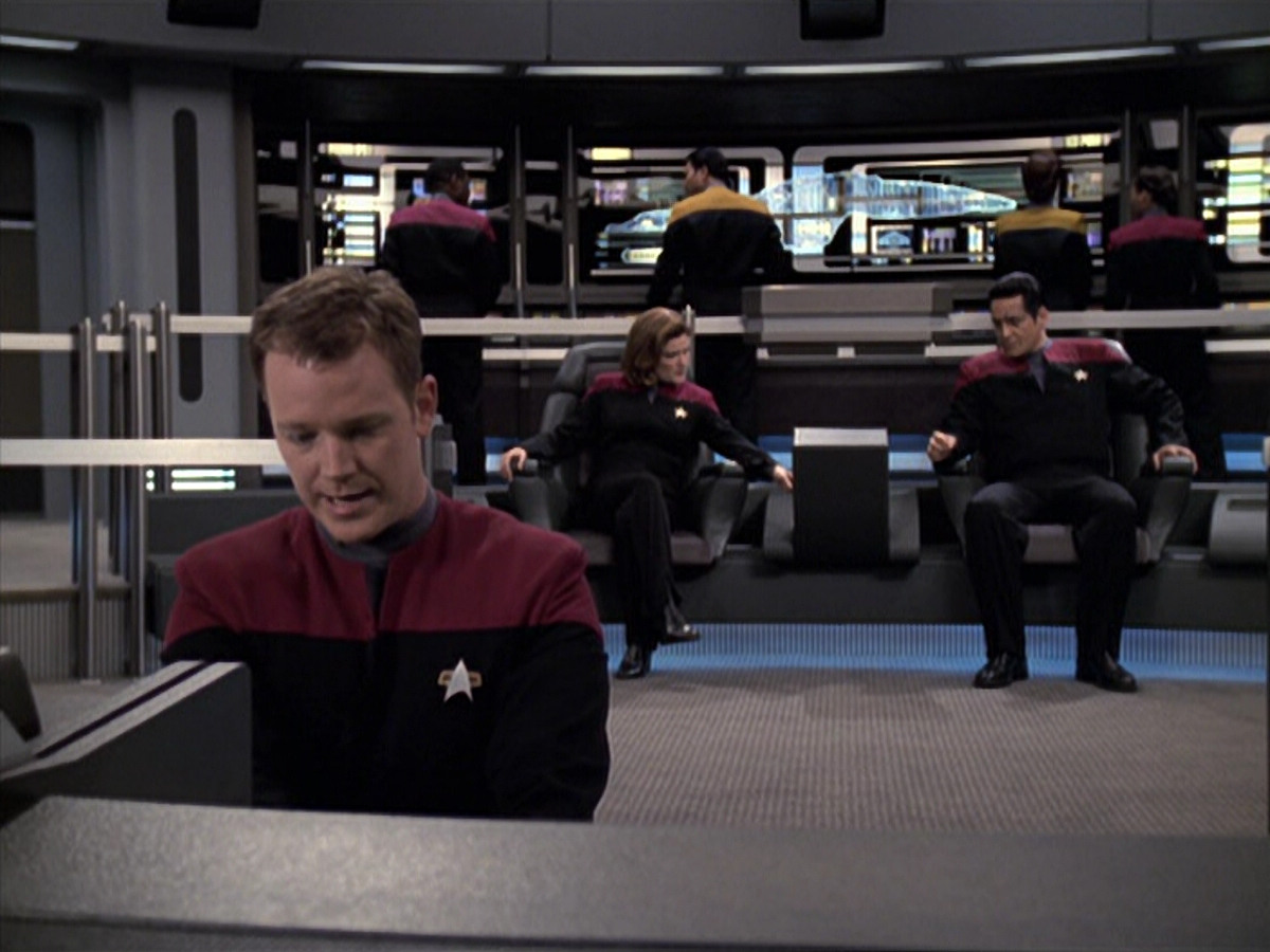 extant_StarTrek_VOY_6x25-TheHauntingOfDeckTwelve_01154.jpg