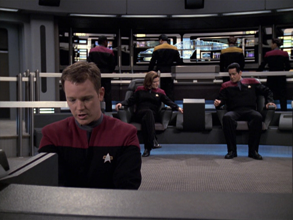 extant_StarTrek_VOY_6x25-TheHauntingOfDeckTwelve_01155.jpg