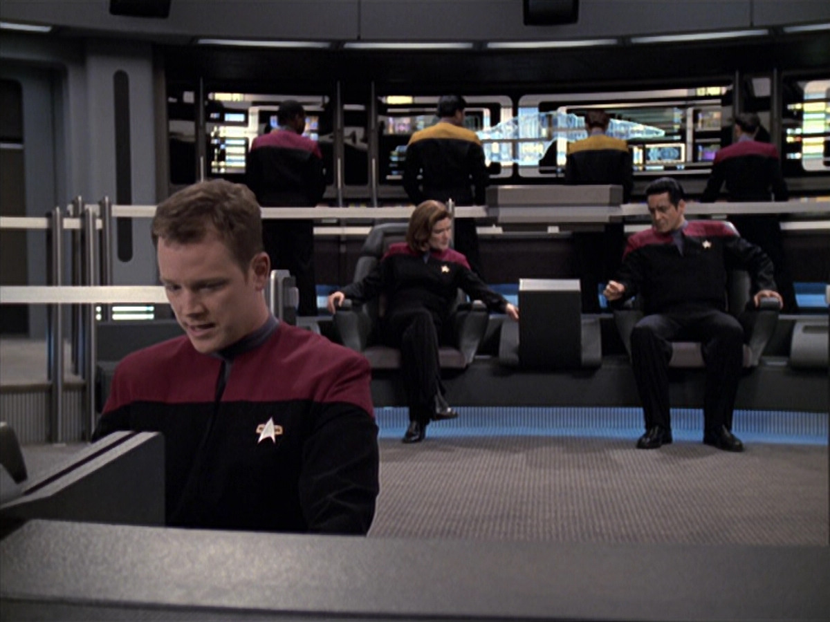 extant_StarTrek_VOY_6x25-TheHauntingOfDeckTwelve_01157.jpg