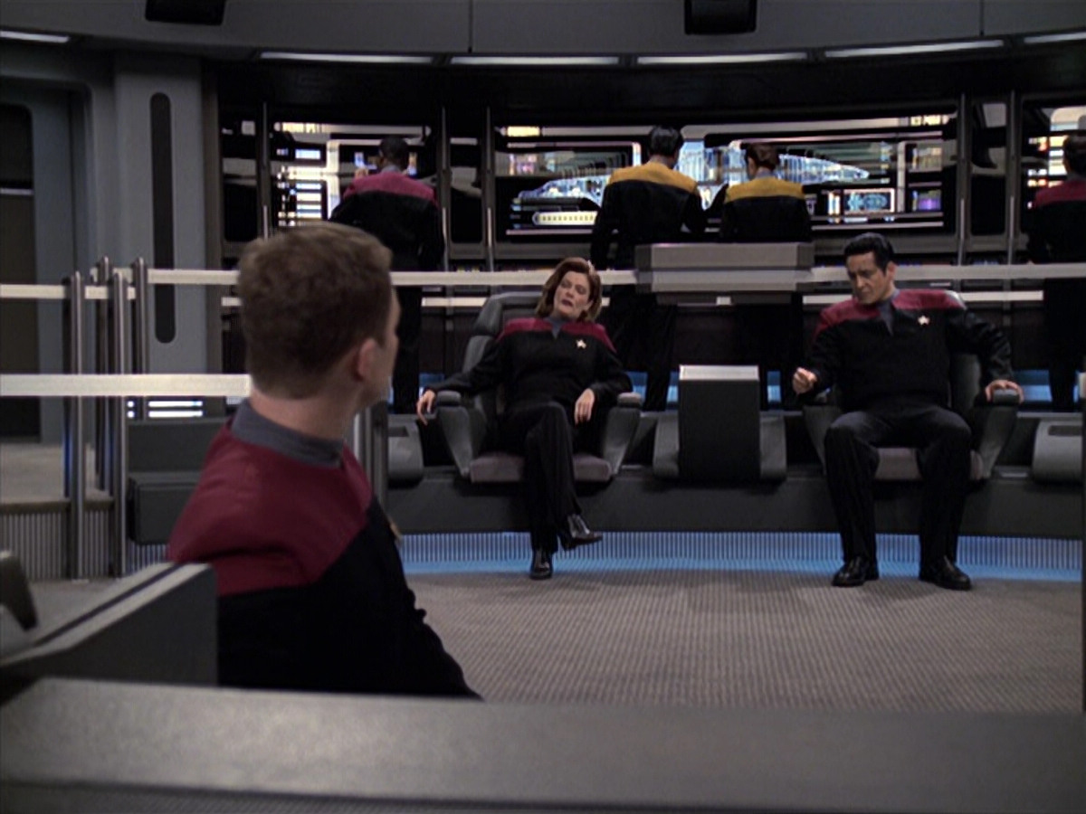 extant_StarTrek_VOY_6x25-TheHauntingOfDeckTwelve_01160.jpg