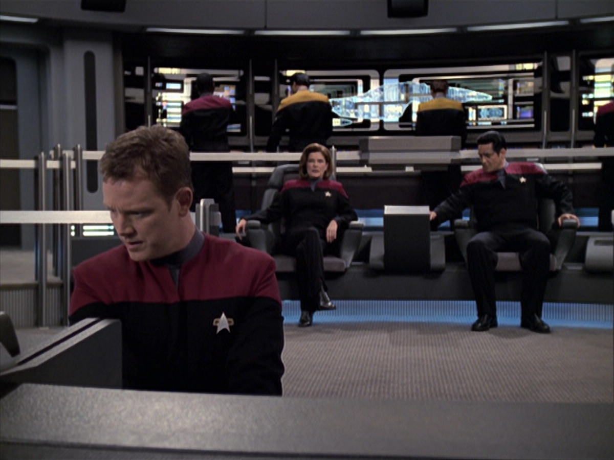 extant_StarTrek_VOY_6x25-TheHauntingOfDeckTwelve_01174.jpg