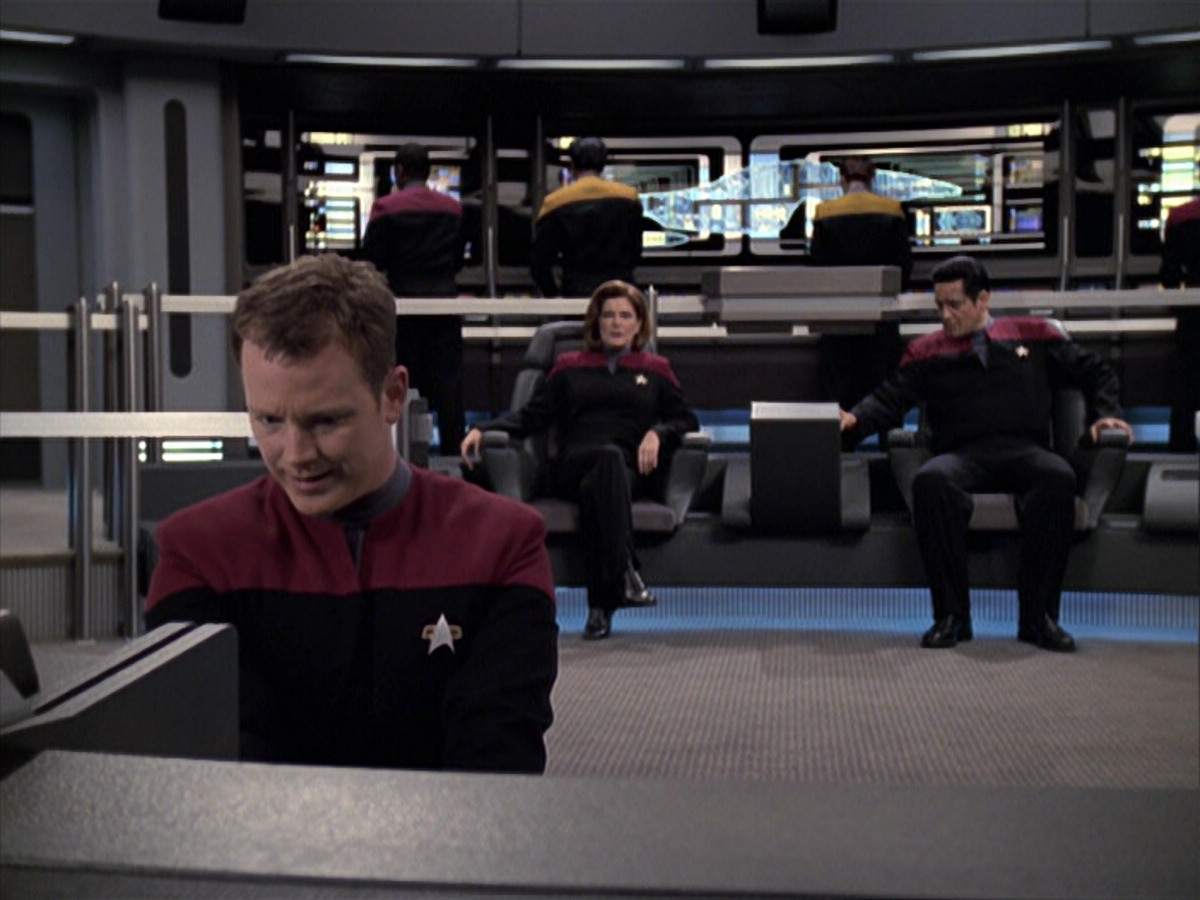 extant_StarTrek_VOY_6x25-TheHauntingOfDeckTwelve_01175.jpg