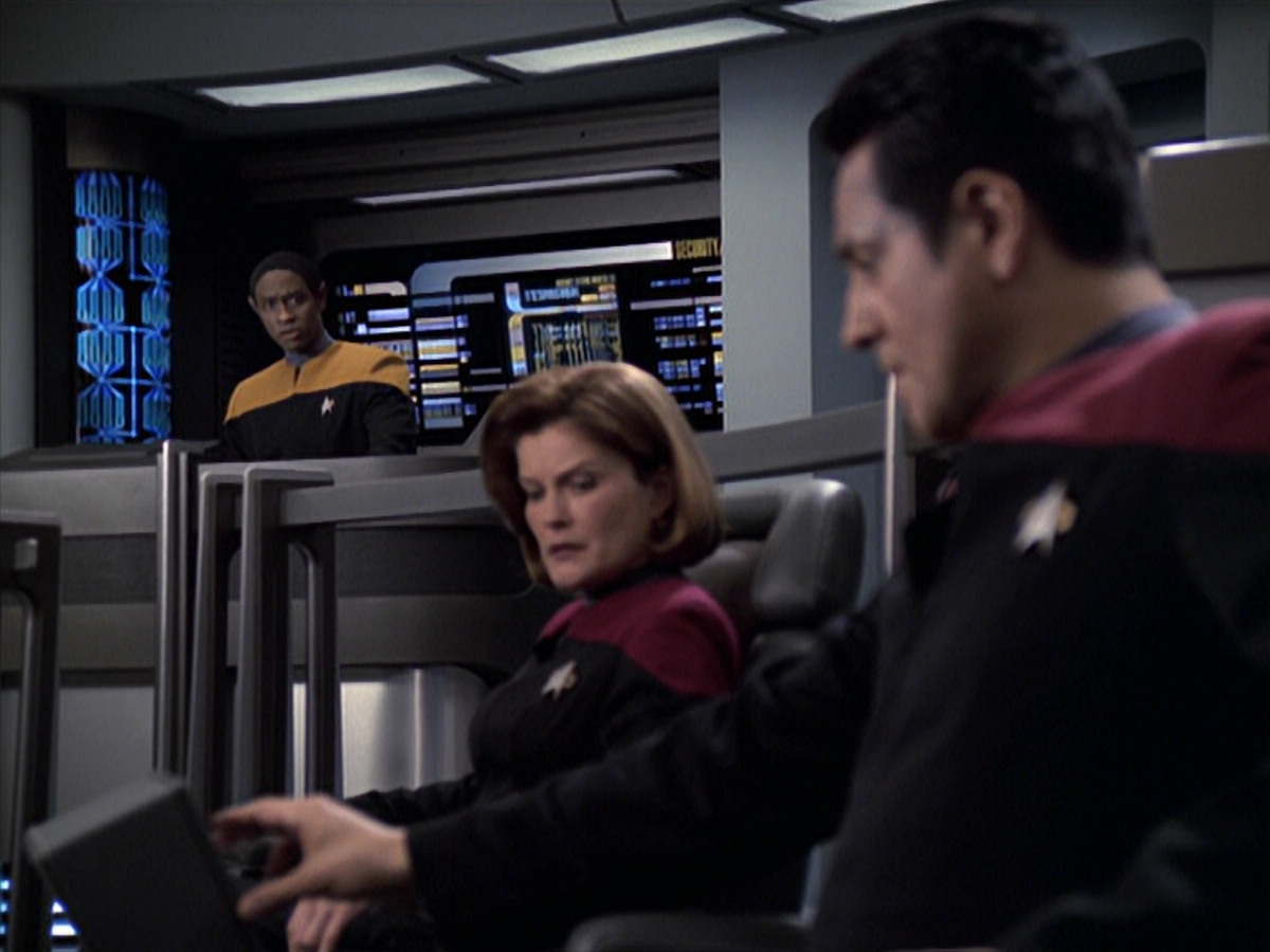 extant_StarTrek_VOY_6x25-TheHauntingOfDeckTwelve_01180.jpg