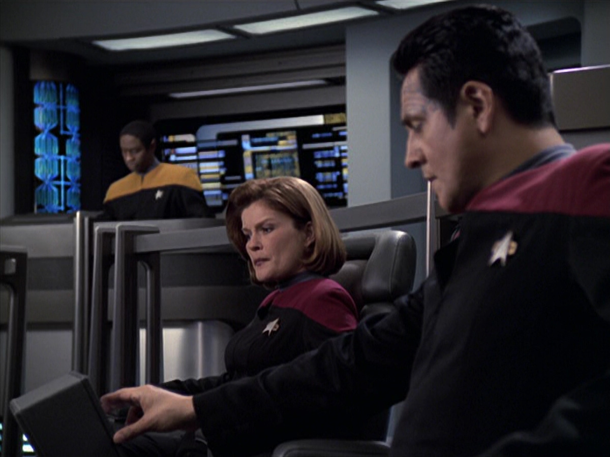 extant_StarTrek_VOY_6x25-TheHauntingOfDeckTwelve_01183.jpg