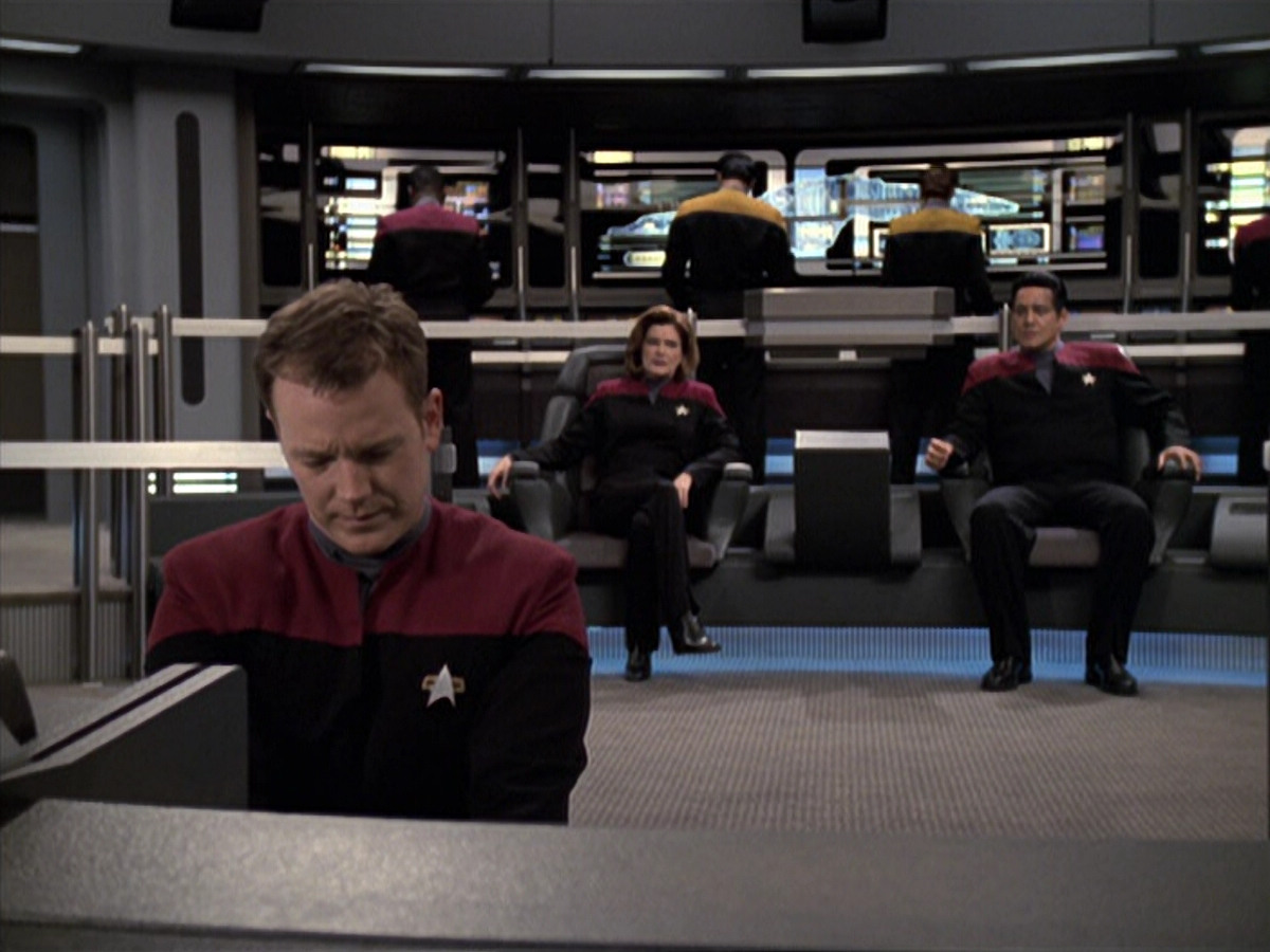 extant_StarTrek_VOY_6x25-TheHauntingOfDeckTwelve_01194.jpg