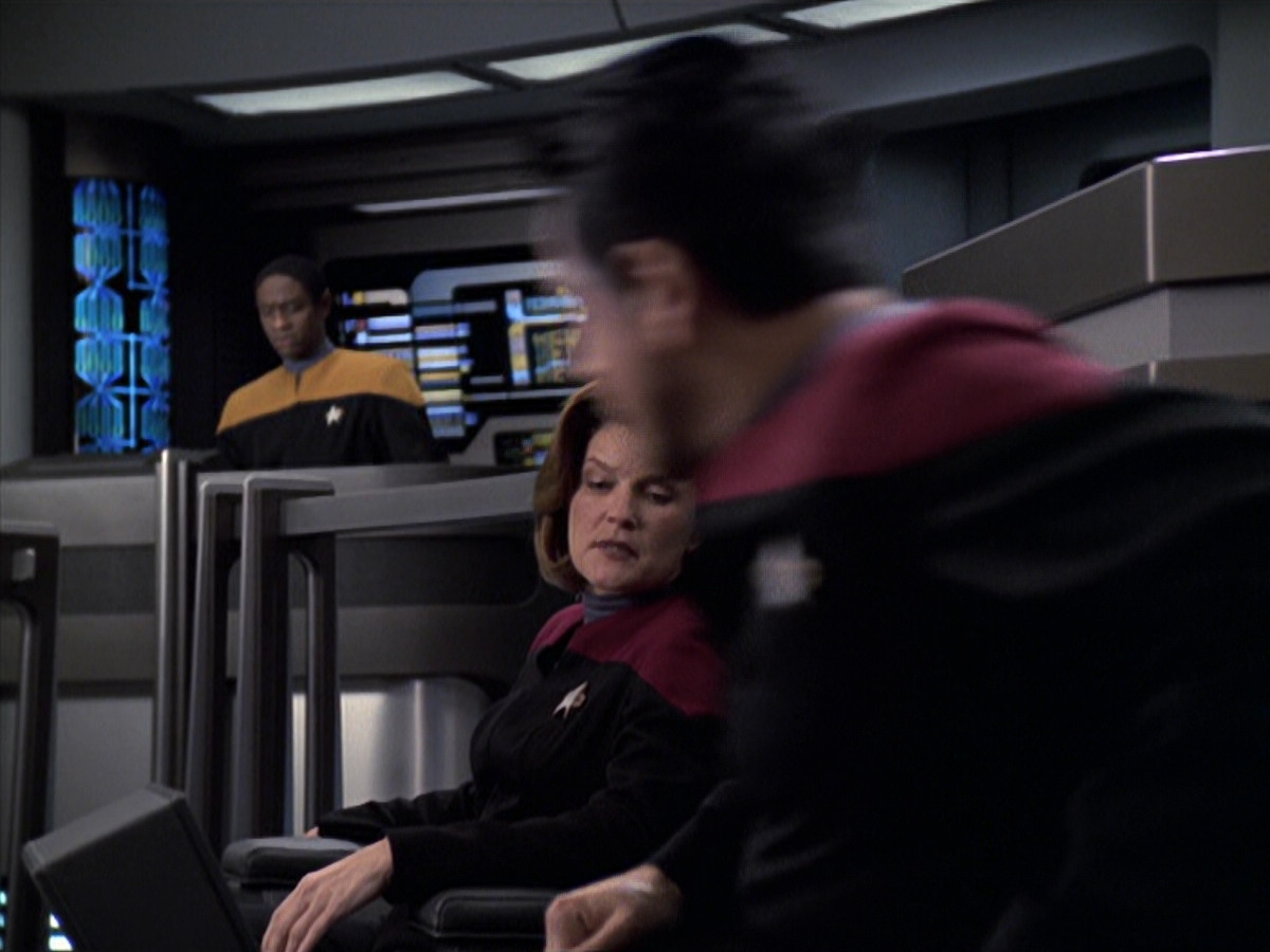 extant_StarTrek_VOY_6x25-TheHauntingOfDeckTwelve_01210.jpg