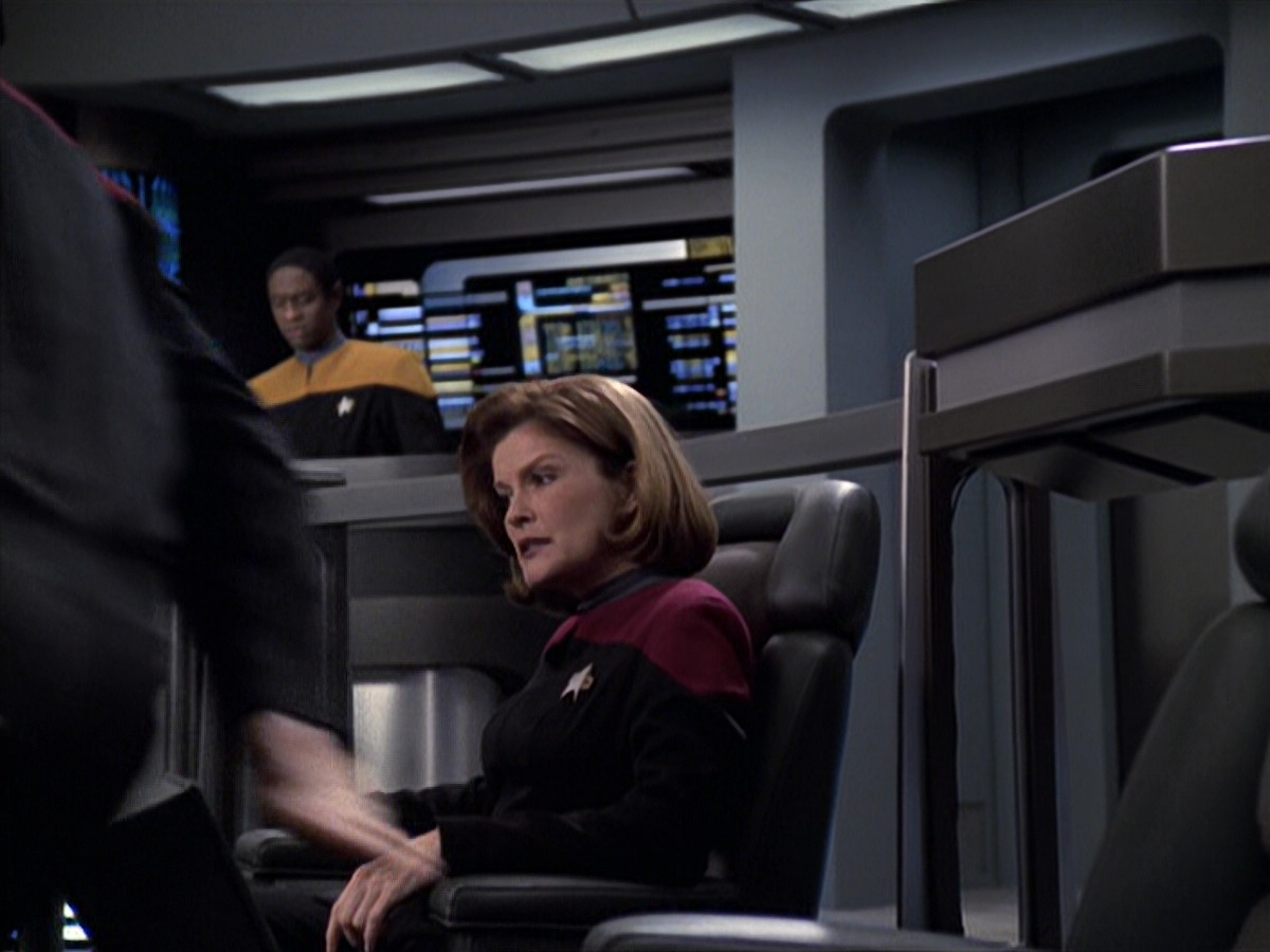 extant_StarTrek_VOY_6x25-TheHauntingOfDeckTwelve_01211.jpg