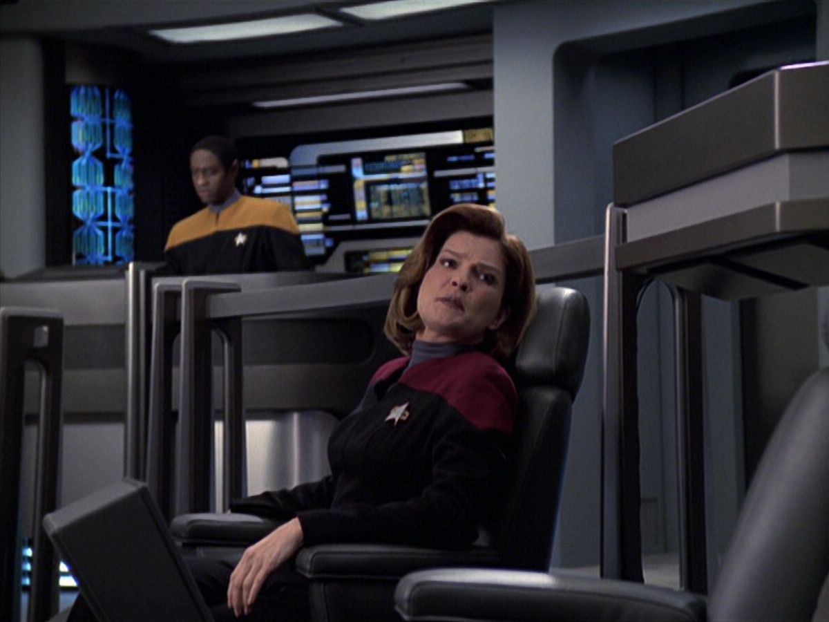 extant_StarTrek_VOY_6x25-TheHauntingOfDeckTwelve_01213.jpg