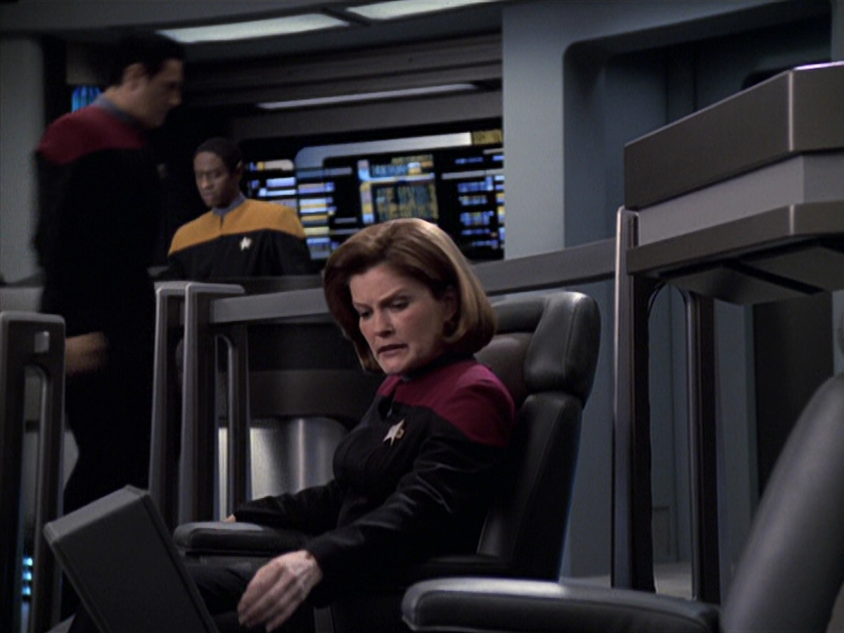 extant_StarTrek_VOY_6x25-TheHauntingOfDeckTwelve_01216.jpg