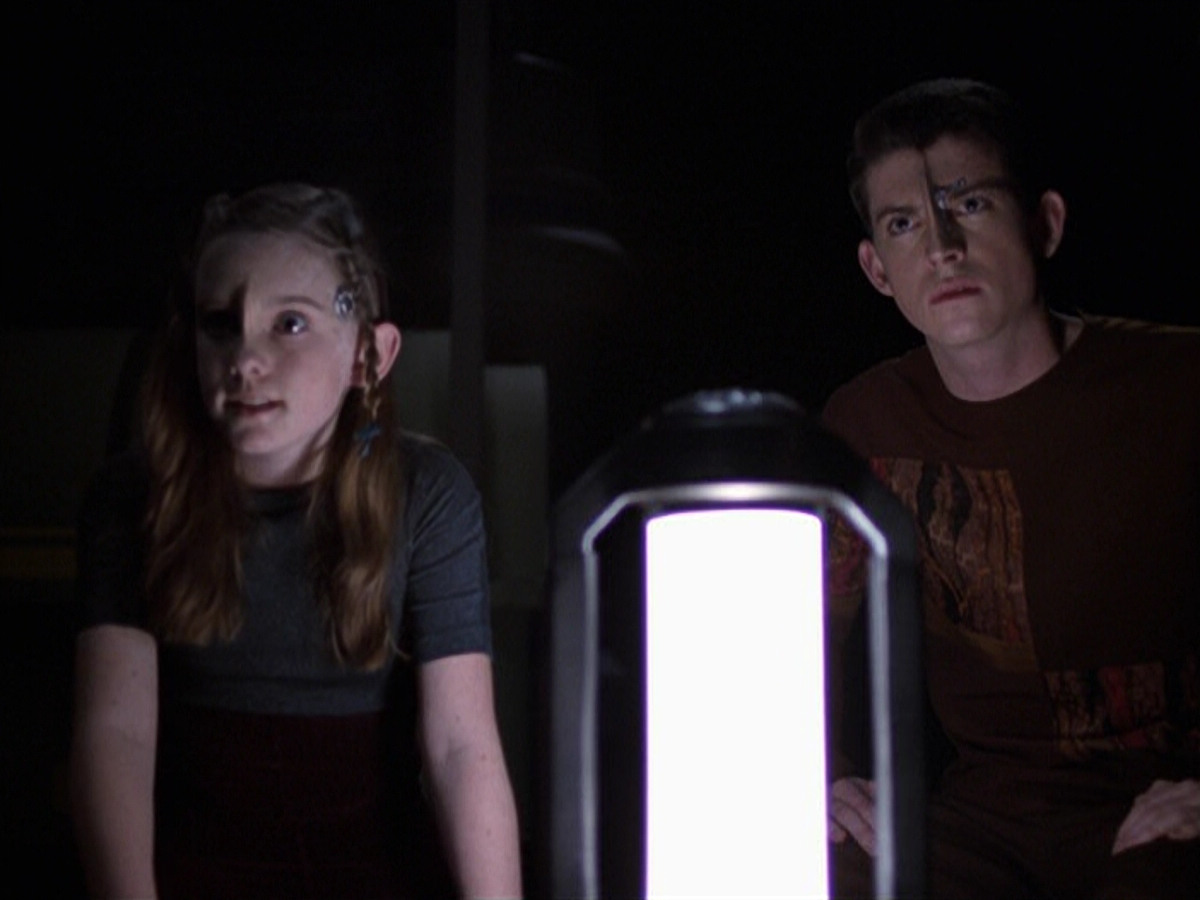 extant_StarTrek_VOY_6x25-TheHauntingOfDeckTwelve_01257.jpg
