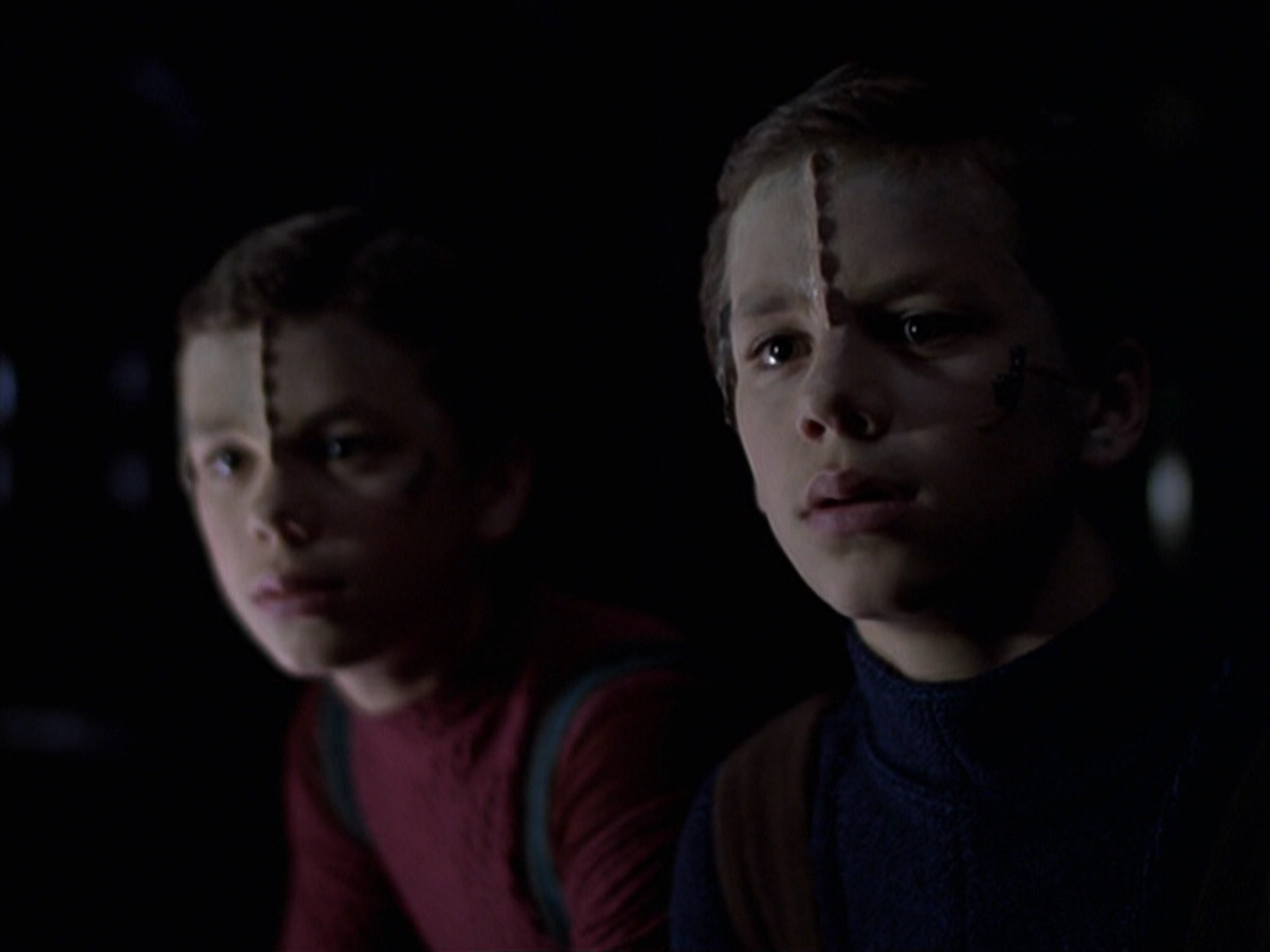 extant_StarTrek_VOY_6x25-TheHauntingOfDeckTwelve_01272.jpg