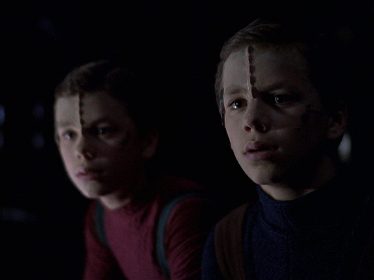 extant_StarTrek_VOY_6x25-TheHauntingOfDeckTwelve_01273.jpg