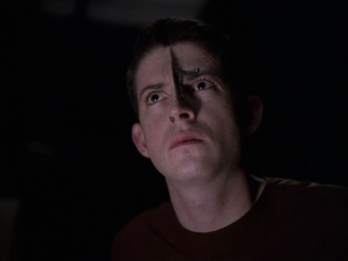 extant_StarTrek_VOY_6x25-TheHauntingOfDeckTwelve_01281.jpg