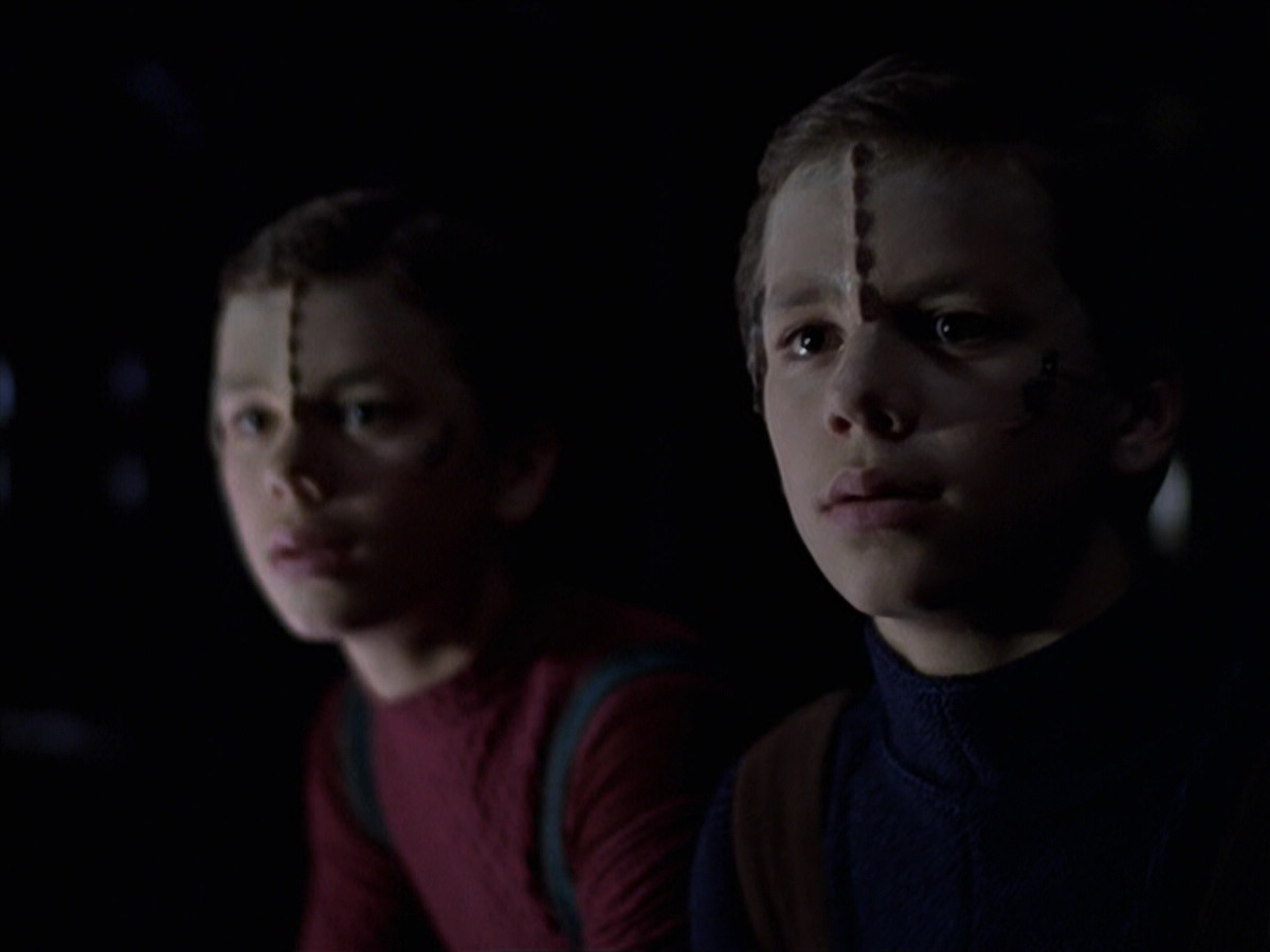 extant_StarTrek_VOY_6x25-TheHauntingOfDeckTwelve_01287.jpg