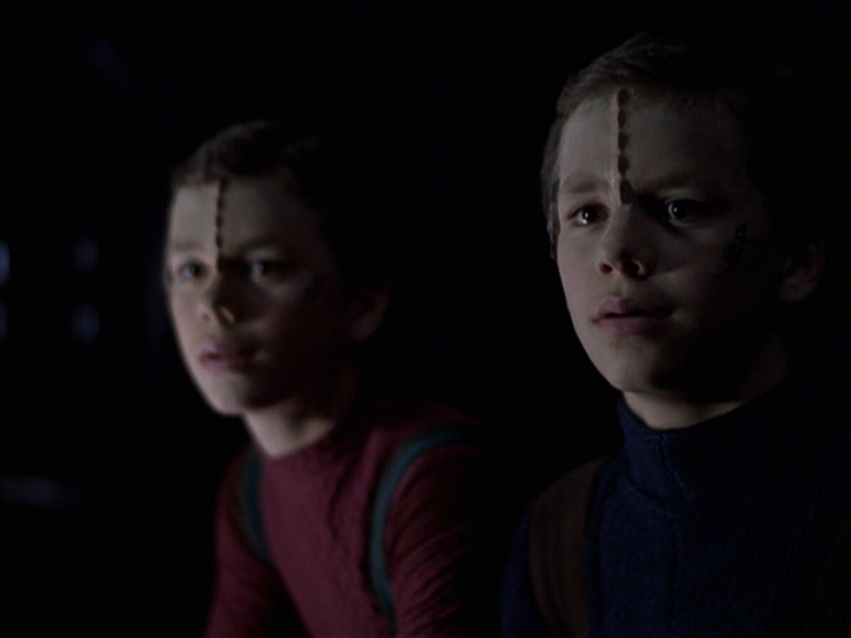 extant_StarTrek_VOY_6x25-TheHauntingOfDeckTwelve_01288.jpg