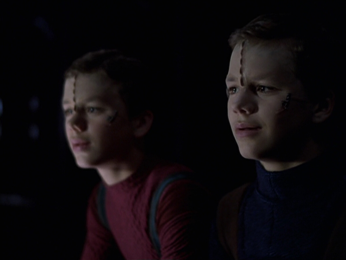 extant_StarTrek_VOY_6x25-TheHauntingOfDeckTwelve_01289.jpg
