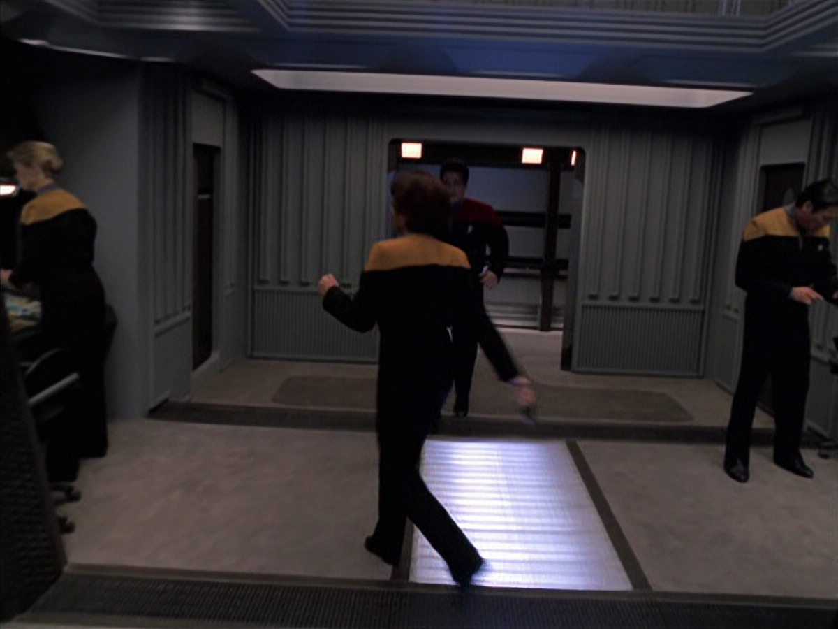 extant_StarTrek_VOY_6x25-TheHauntingOfDeckTwelve_01291.jpg