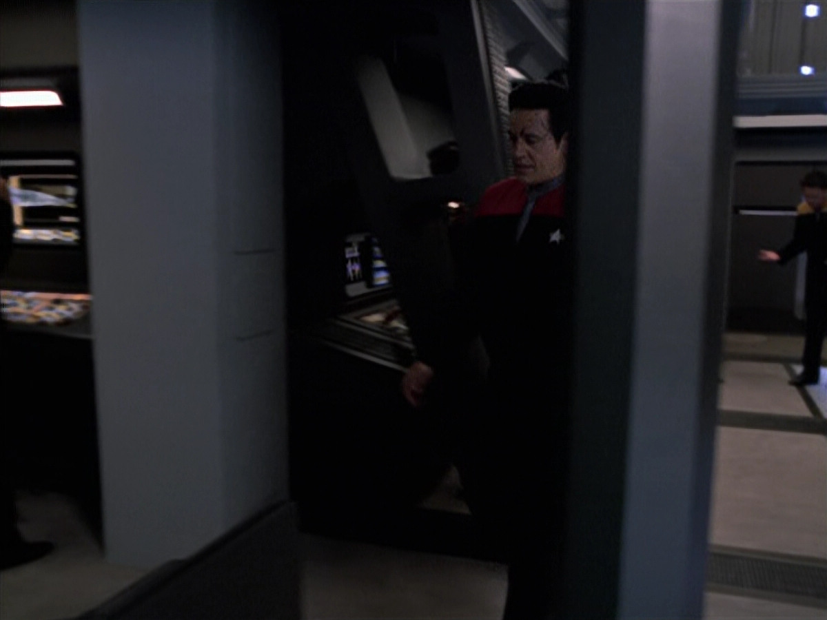 extant_StarTrek_VOY_6x25-TheHauntingOfDeckTwelve_01296.jpg