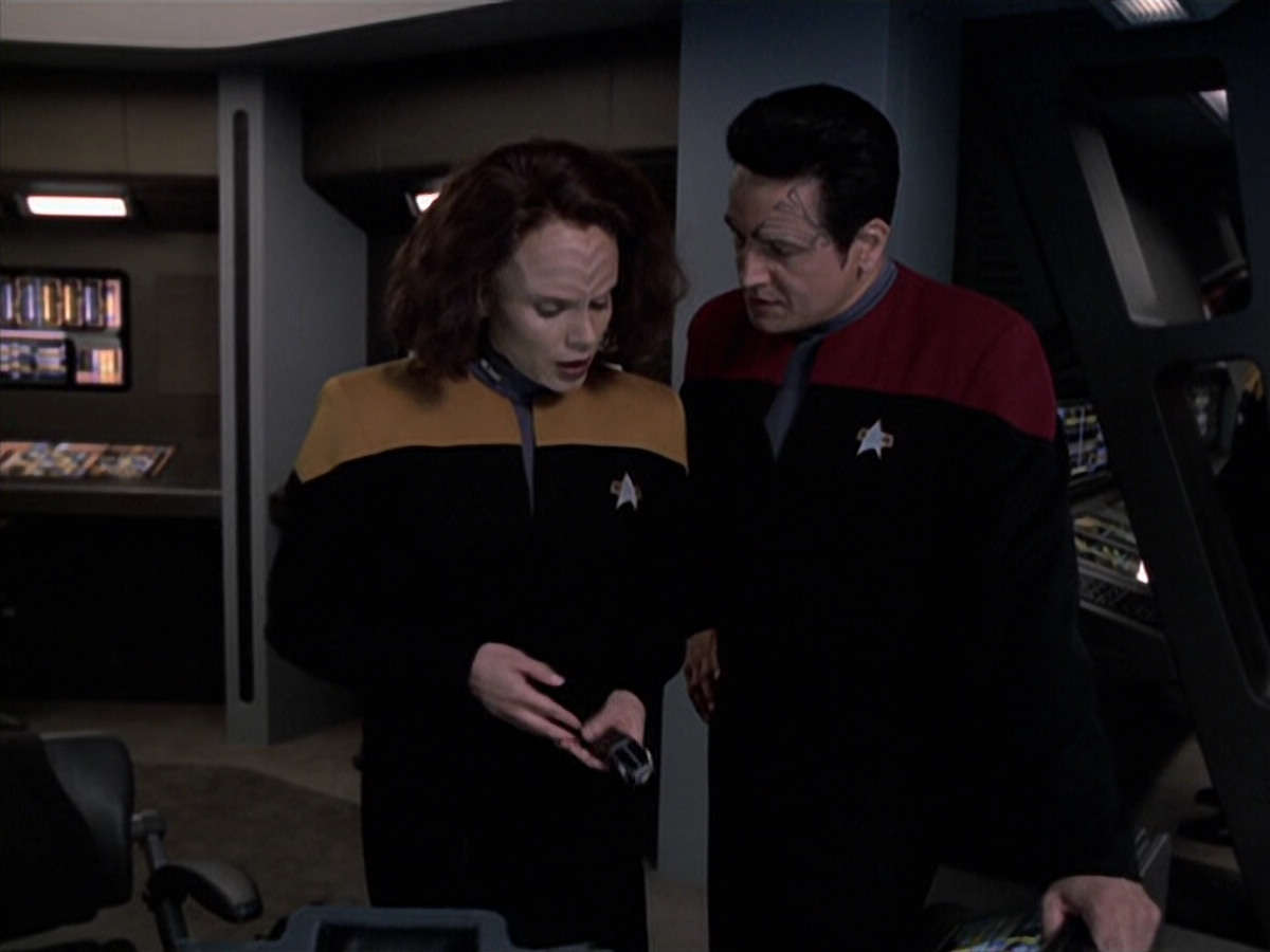 extant_StarTrek_VOY_6x25-TheHauntingOfDeckTwelve_01301.jpg