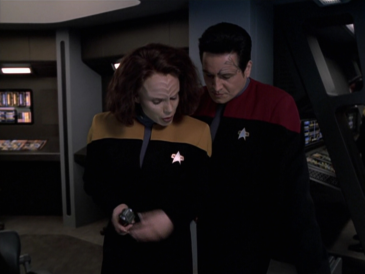 extant_StarTrek_VOY_6x25-TheHauntingOfDeckTwelve_01302.jpg