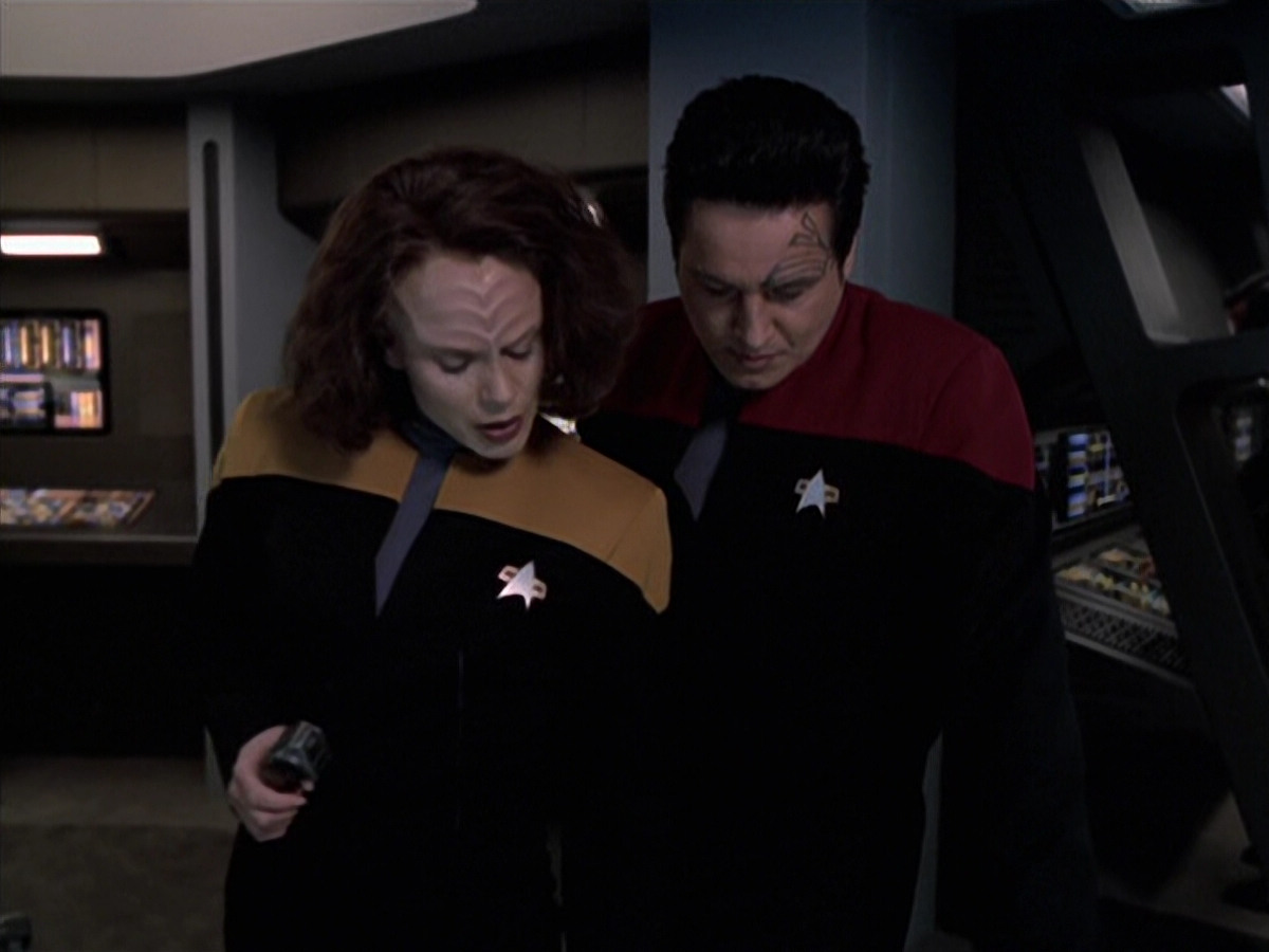 extant_StarTrek_VOY_6x25-TheHauntingOfDeckTwelve_01303.jpg