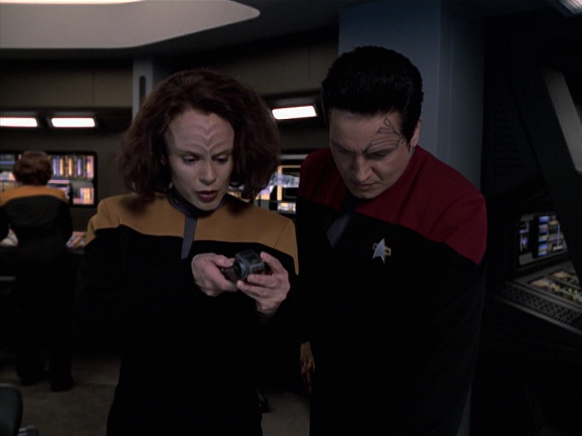 extant_StarTrek_VOY_6x25-TheHauntingOfDeckTwelve_01309.jpg