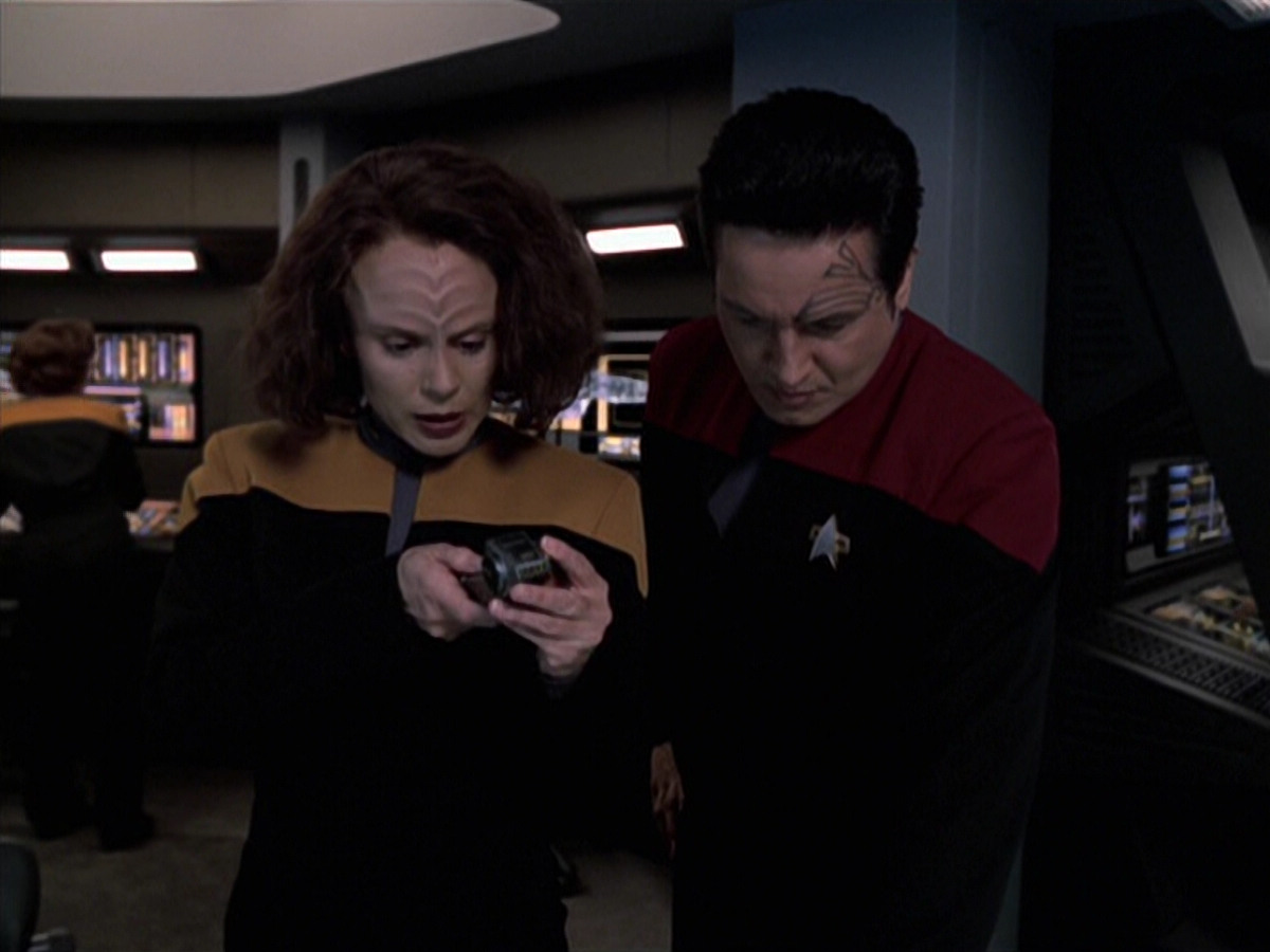 extant_StarTrek_VOY_6x25-TheHauntingOfDeckTwelve_01310.jpg