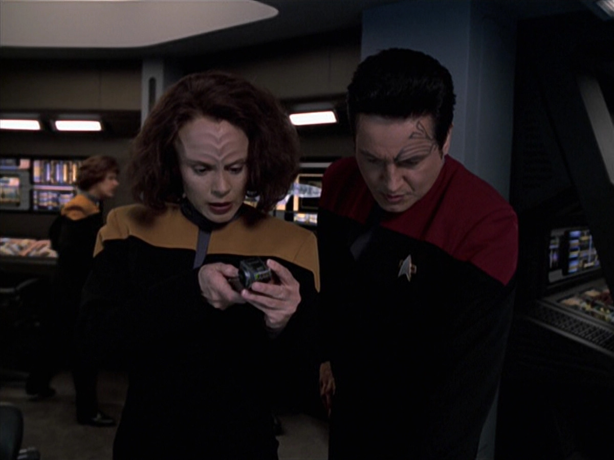 extant_StarTrek_VOY_6x25-TheHauntingOfDeckTwelve_01311.jpg