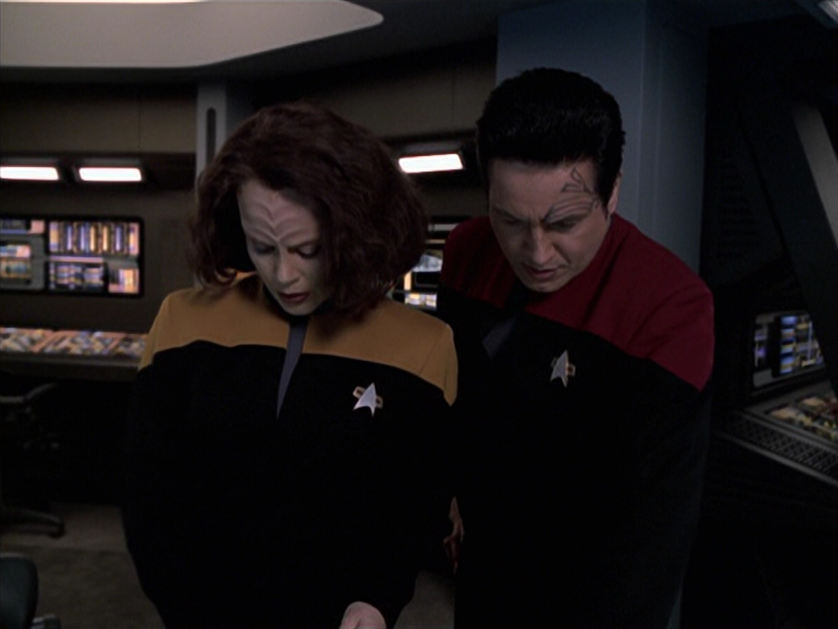 extant_StarTrek_VOY_6x25-TheHauntingOfDeckTwelve_01312.jpg