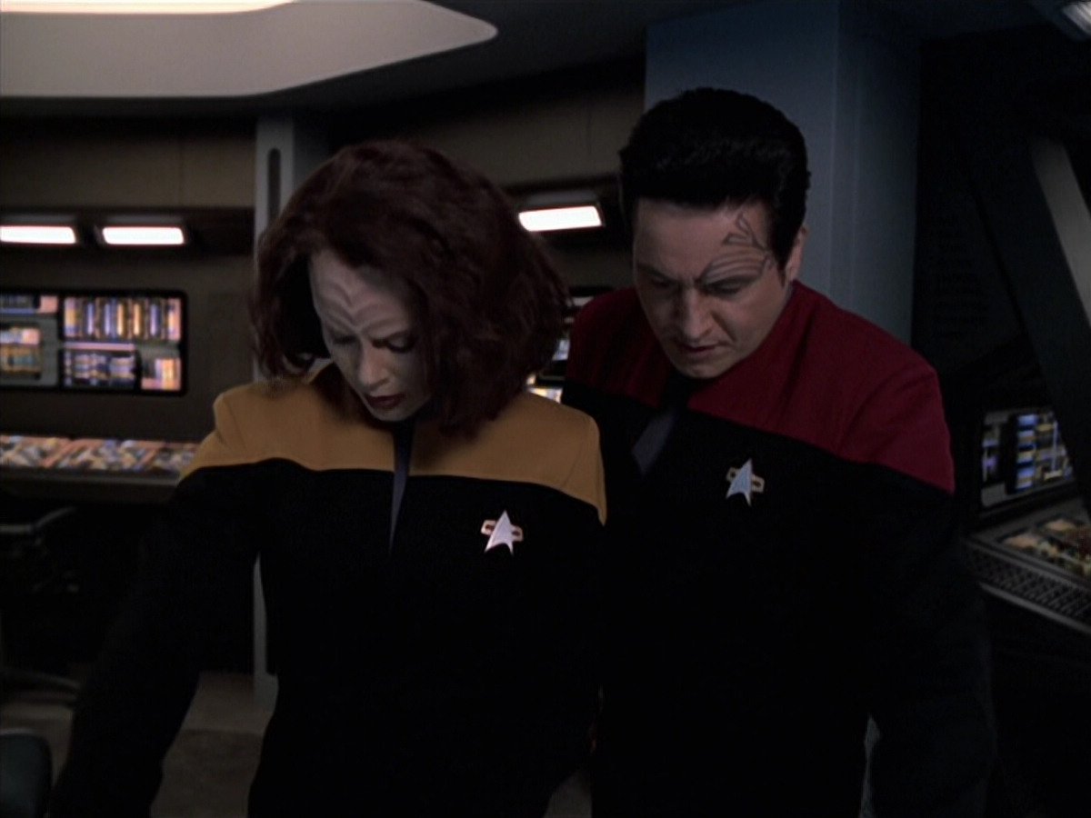 extant_StarTrek_VOY_6x25-TheHauntingOfDeckTwelve_01313.jpg