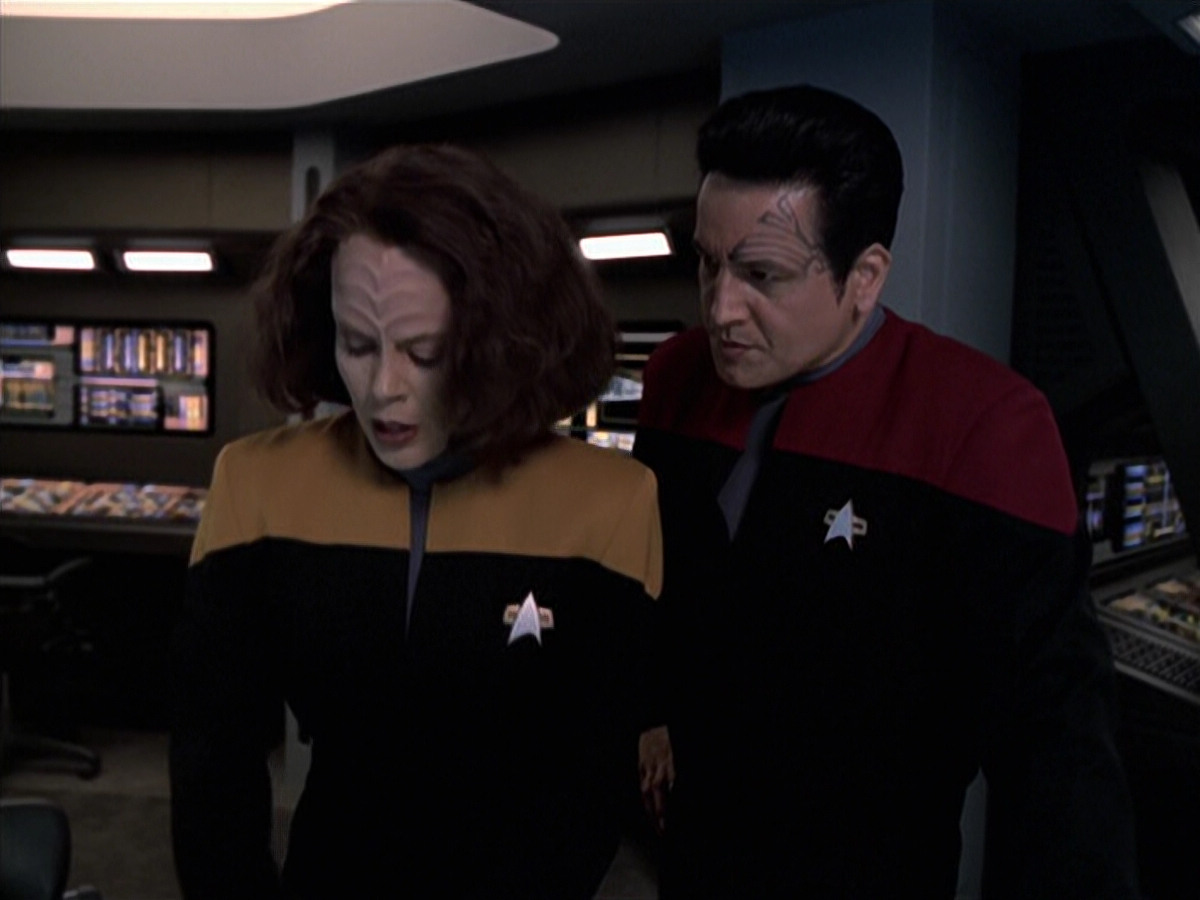 extant_StarTrek_VOY_6x25-TheHauntingOfDeckTwelve_01314.jpg