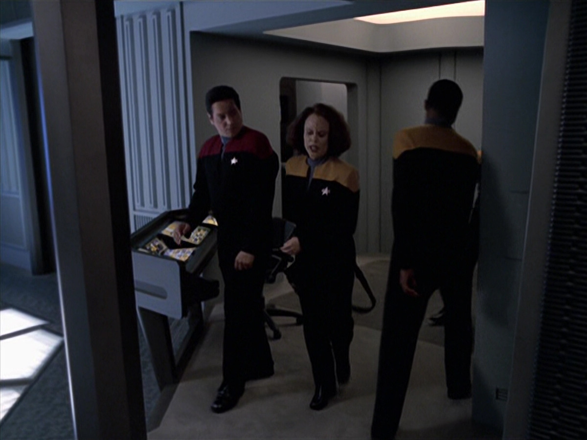 extant_StarTrek_VOY_6x25-TheHauntingOfDeckTwelve_01317.jpg