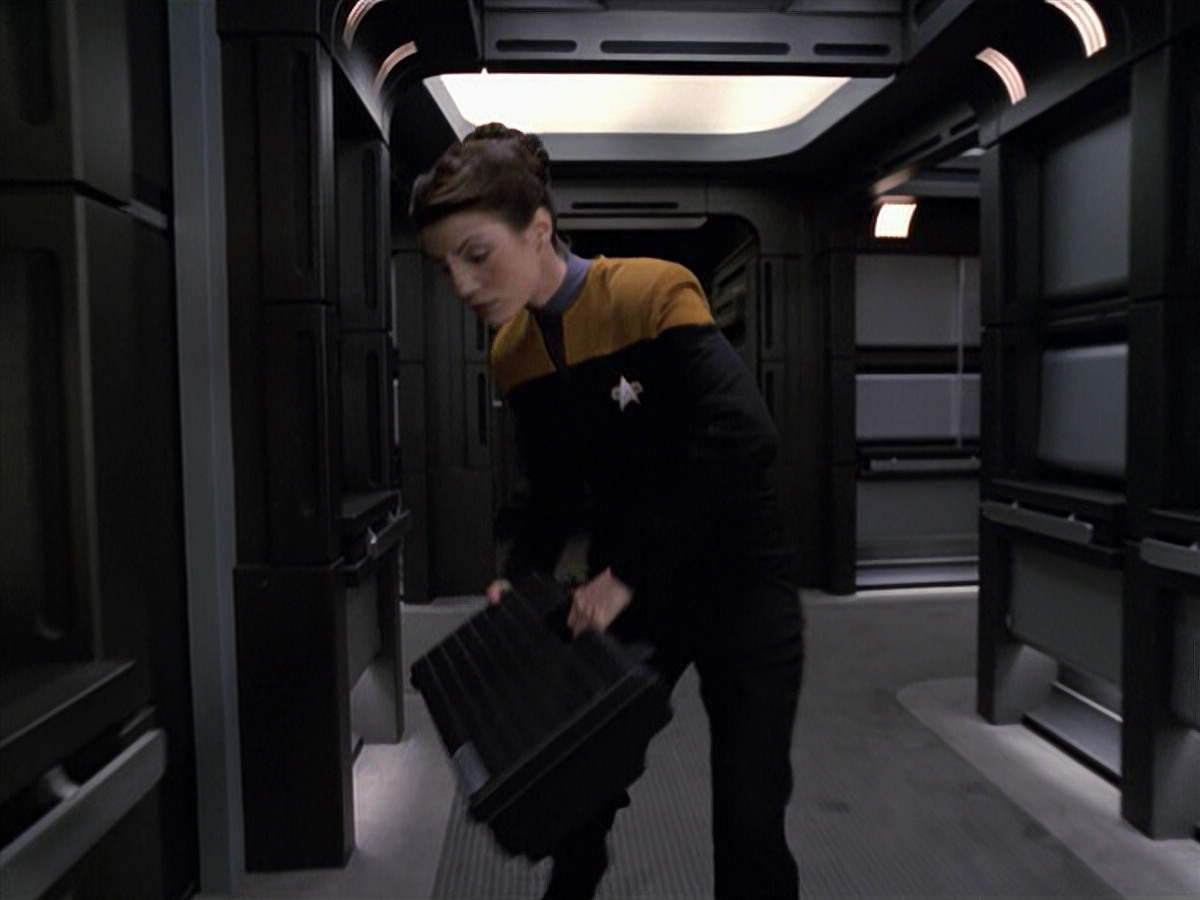 extant_StarTrek_VOY_6x25-TheHauntingOfDeckTwelve_01329.jpg