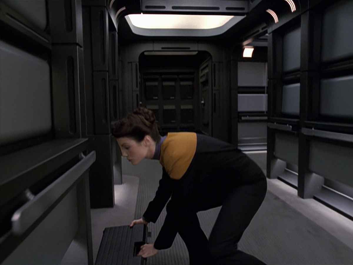 extant_StarTrek_VOY_6x25-TheHauntingOfDeckTwelve_01330.jpg