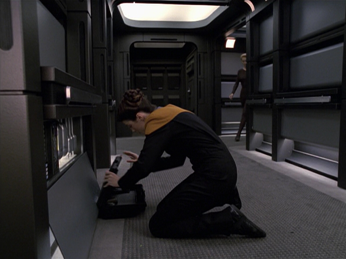 extant_StarTrek_VOY_6x25-TheHauntingOfDeckTwelve_01336.jpg