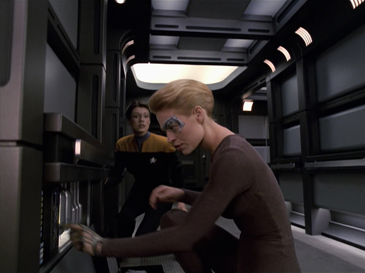 extant_StarTrek_VOY_6x25-TheHauntingOfDeckTwelve_01342.jpg