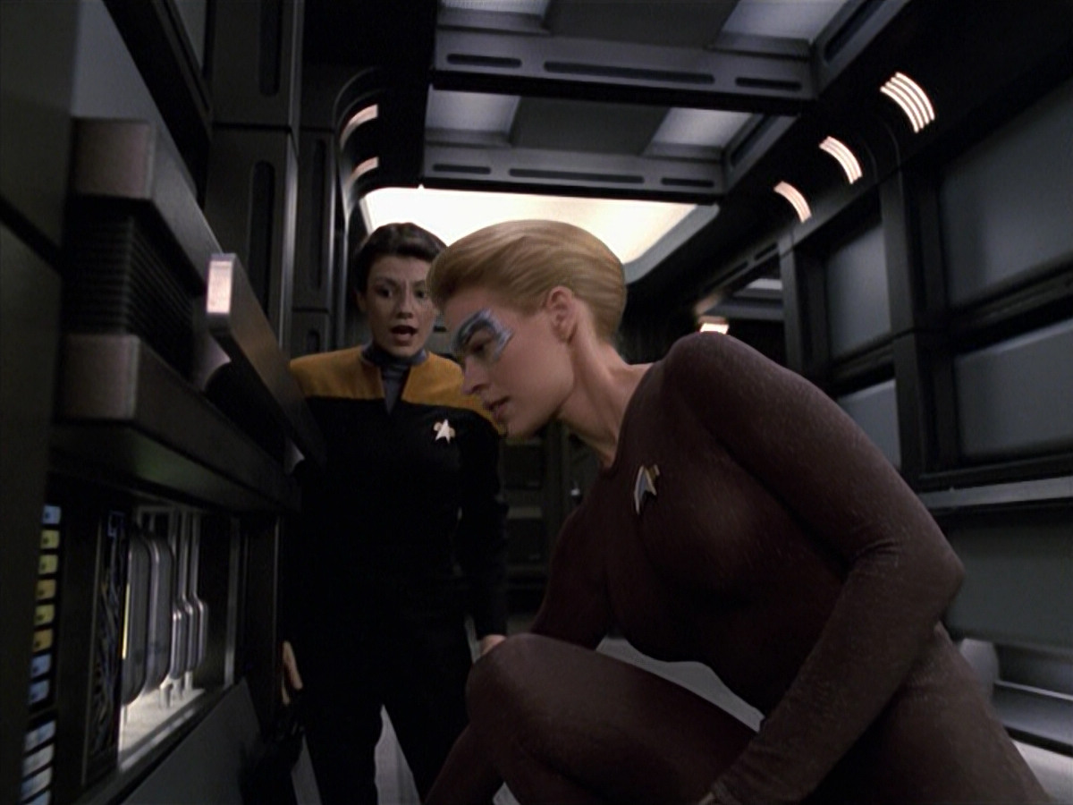 extant_StarTrek_VOY_6x25-TheHauntingOfDeckTwelve_01345.jpg
