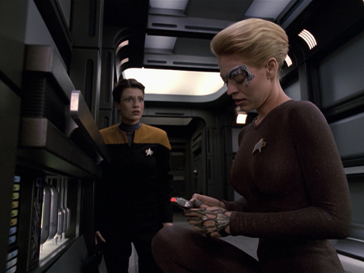 extant_StarTrek_VOY_6x25-TheHauntingOfDeckTwelve_01347.jpg