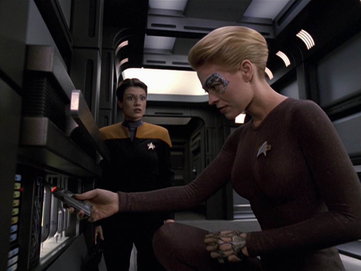 extant_StarTrek_VOY_6x25-TheHauntingOfDeckTwelve_01349.jpg
