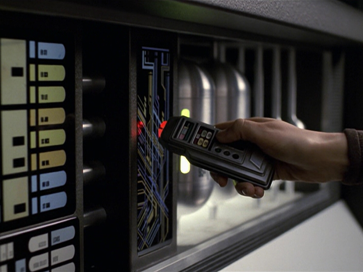 extant_StarTrek_VOY_6x25-TheHauntingOfDeckTwelve_01350.jpg