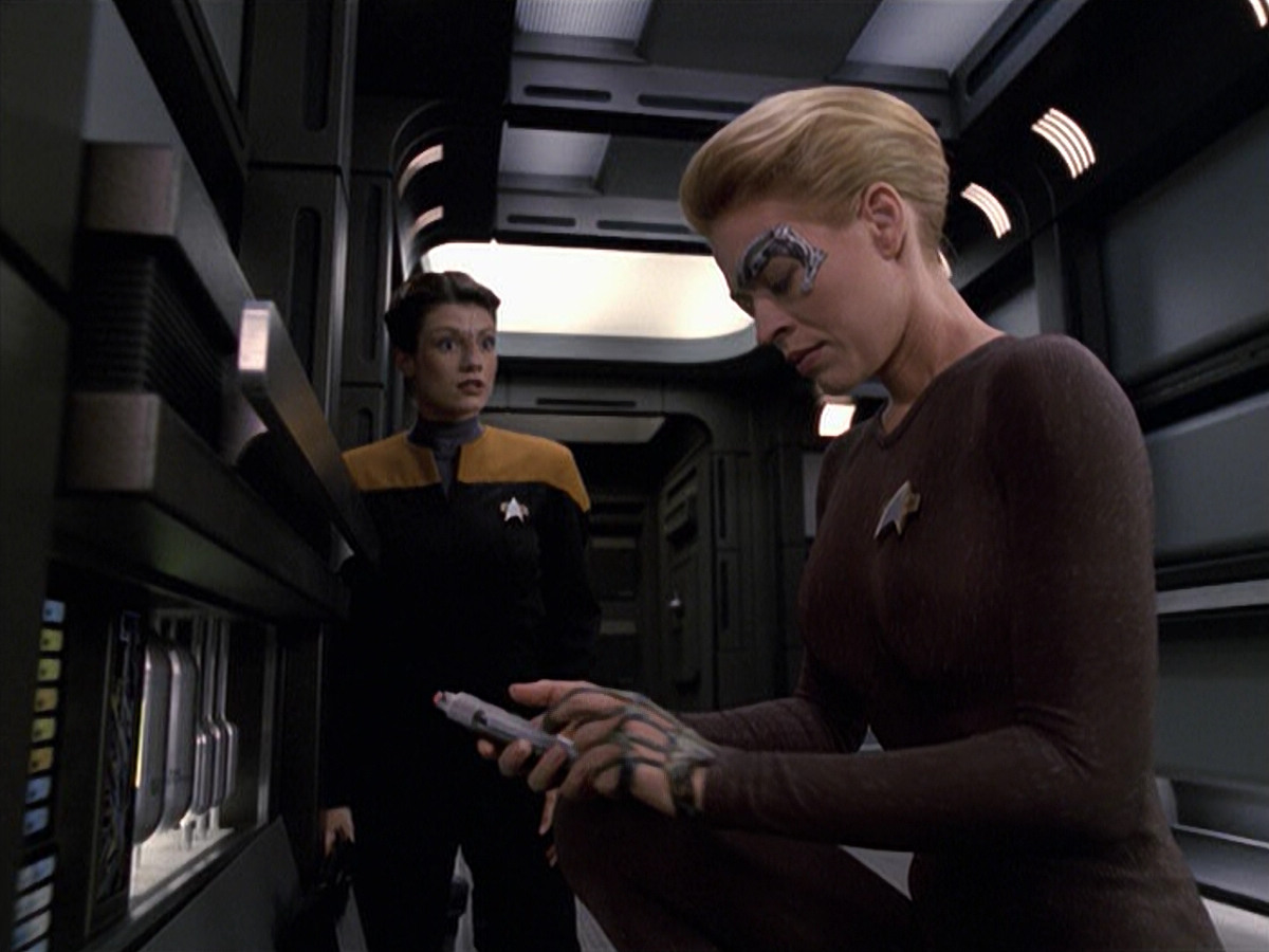 extant_StarTrek_VOY_6x25-TheHauntingOfDeckTwelve_01375.jpg