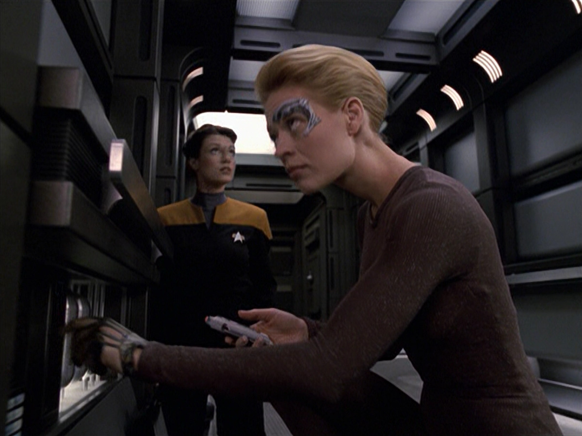 extant_StarTrek_VOY_6x25-TheHauntingOfDeckTwelve_01377.jpg