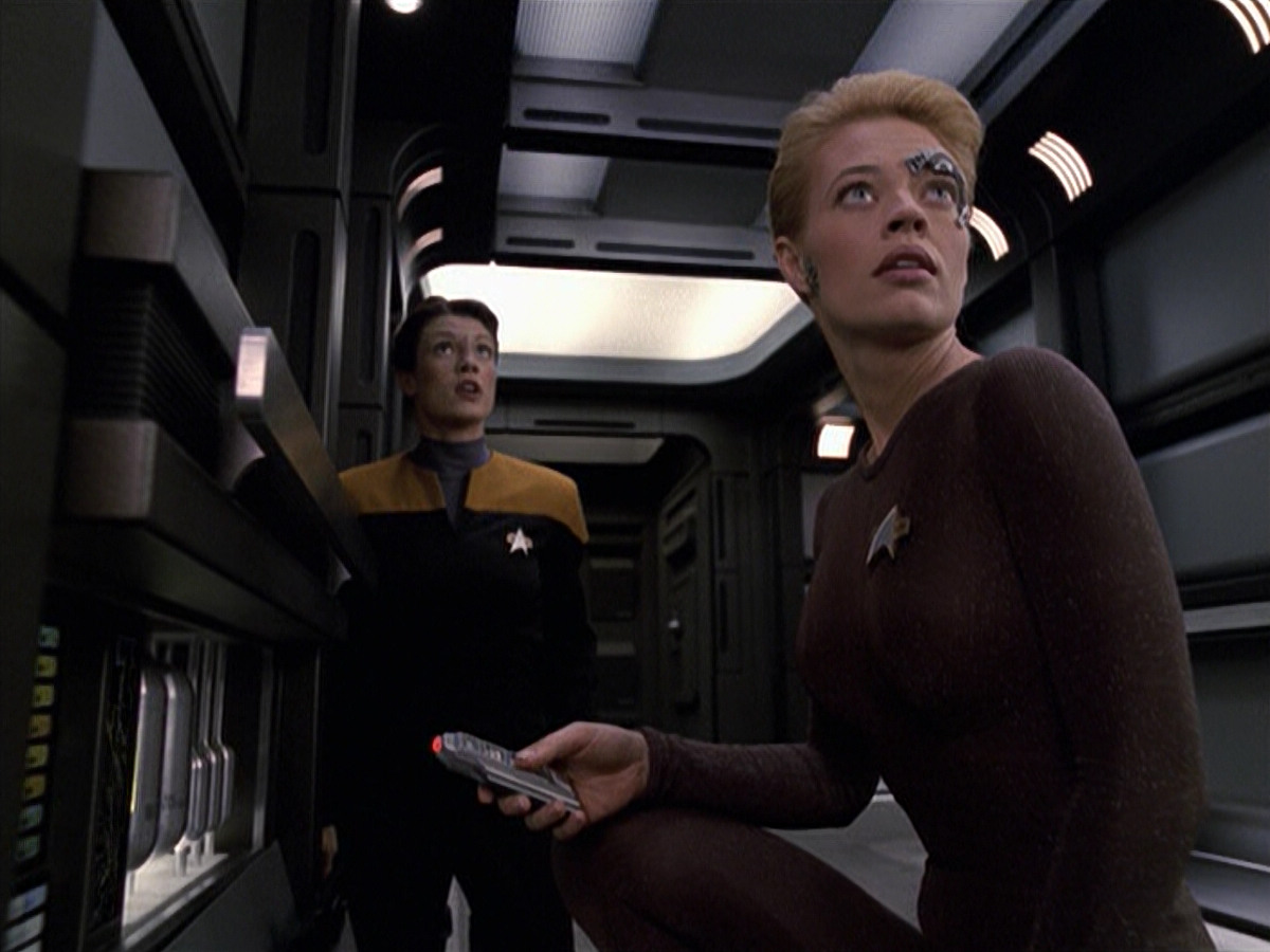 extant_StarTrek_VOY_6x25-TheHauntingOfDeckTwelve_01380.jpg