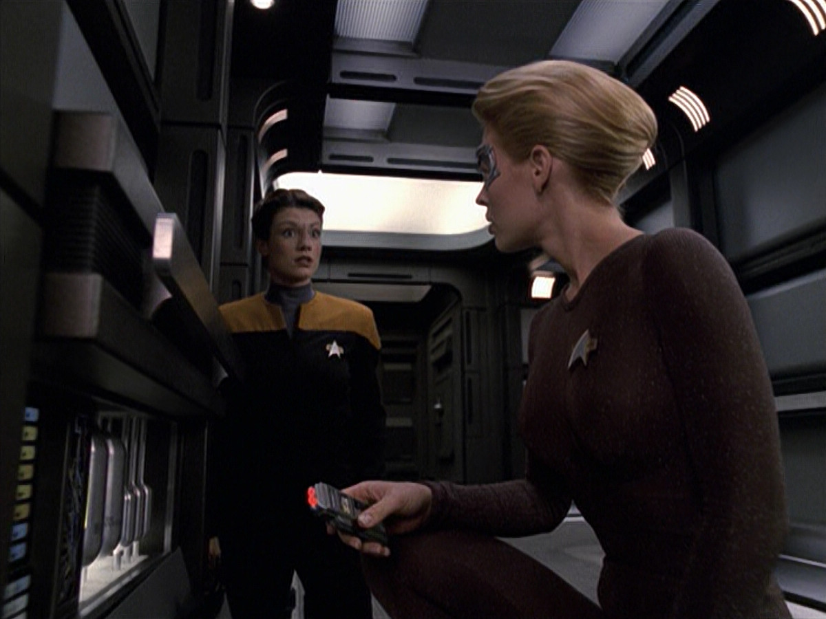 extant_StarTrek_VOY_6x25-TheHauntingOfDeckTwelve_01382.jpg