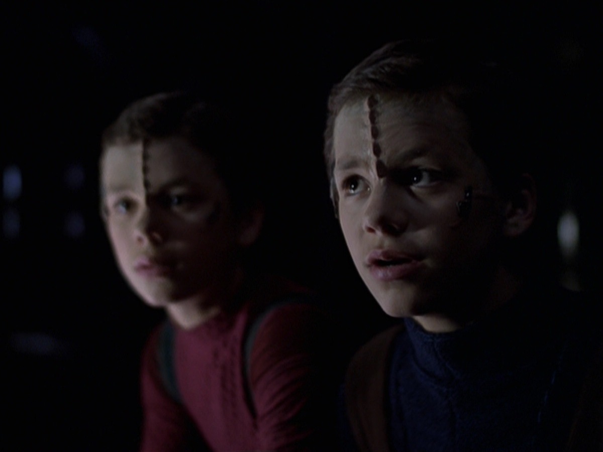 extant_StarTrek_VOY_6x25-TheHauntingOfDeckTwelve_01443.jpg