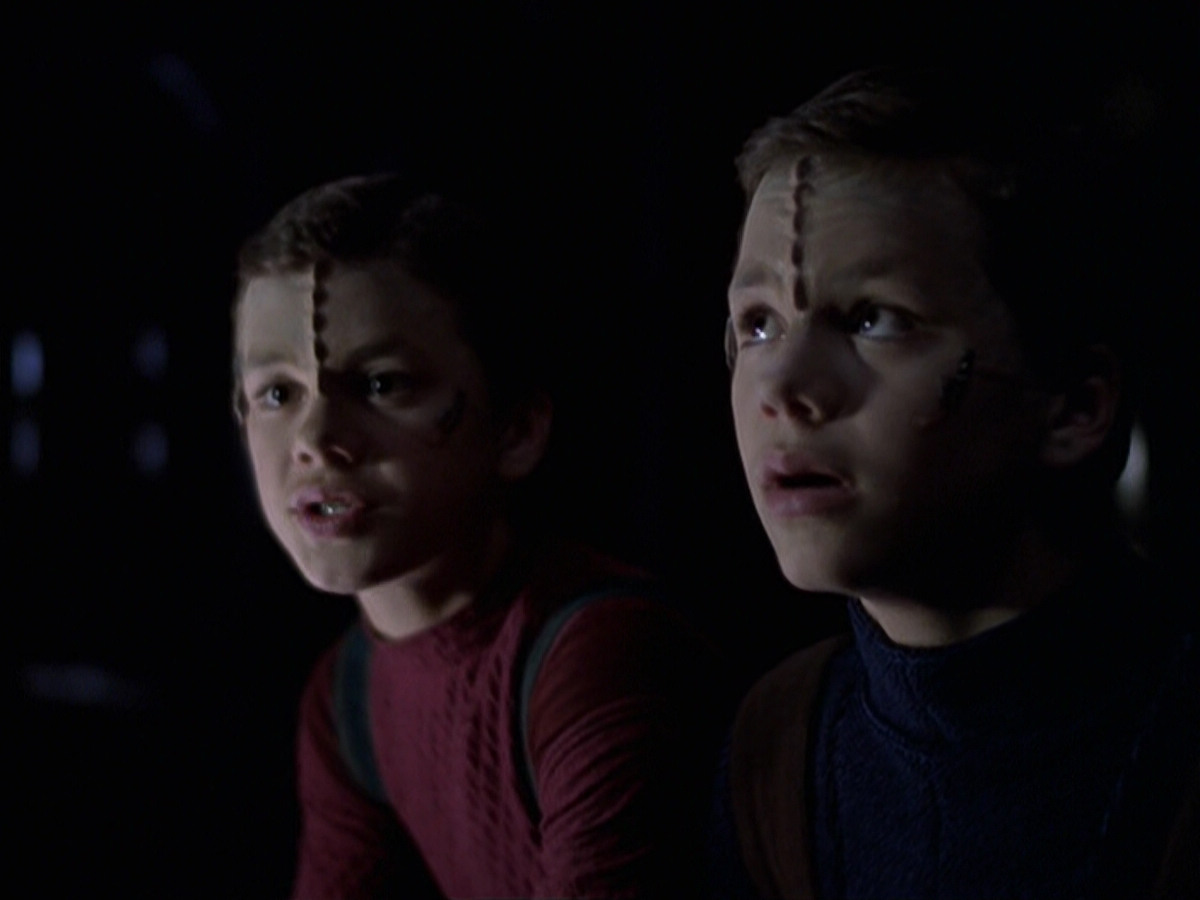 extant_StarTrek_VOY_6x25-TheHauntingOfDeckTwelve_01444.jpg