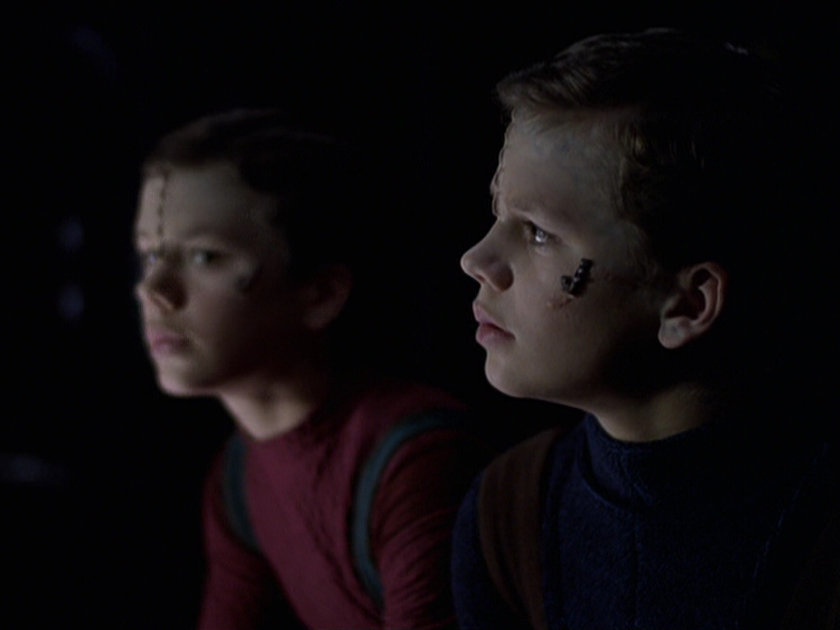 extant_StarTrek_VOY_6x25-TheHauntingOfDeckTwelve_01480.jpg